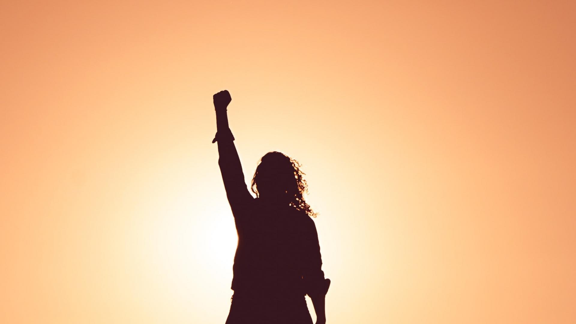 Vrouw met vuist in de lucht