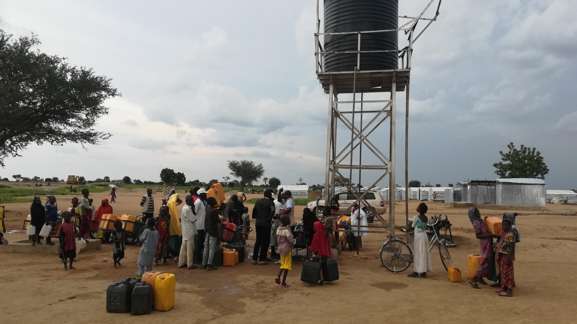 Mensen bij een waterput in Nigeria