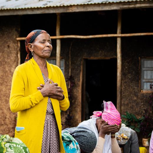 Een groep vrouwen uit Ethiopië komt samen en bidt